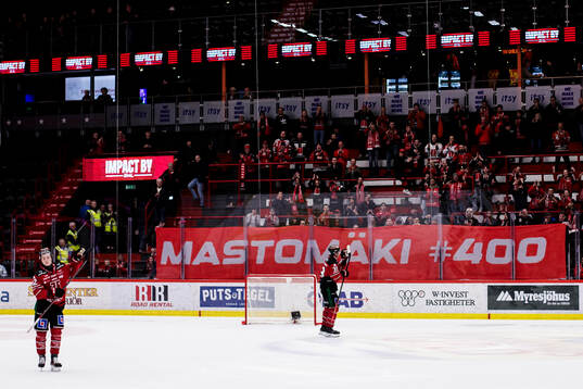 Örebros Christopher Mastomäki tackar publiken