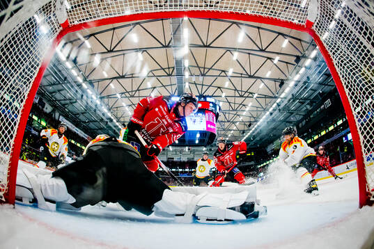 Brynäs målvakt Ludvig Persson och Örebros Patrik Puistola