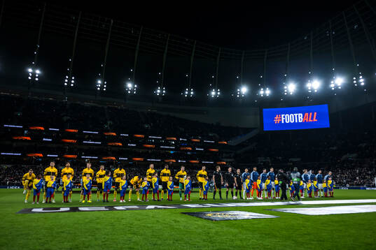 The players at line up