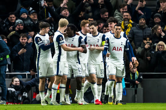 Ayindamola Ajayi of Tottenham Hotspur celebrate the 2-0