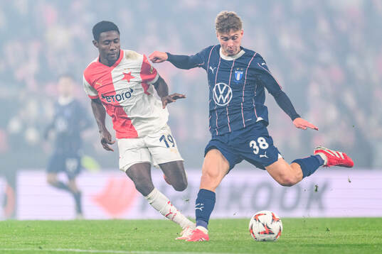 Murphy Dorley of Slavia Prag and Hugo Bolin of Malmö FF