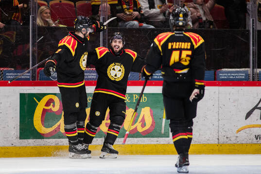 Brynäs Bobby Trivigno och Jack Kopacka jublar