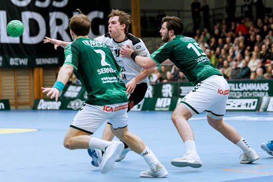 VästeråsIrstas Arvid Boquist med Varbergs Olle Röken och