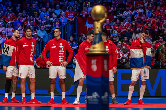 Domagoj Duvnjak and players of Croatia look dejected