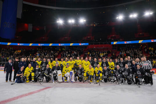 Players of NHL Alumni and Tre Kronor Legends  pose for a
