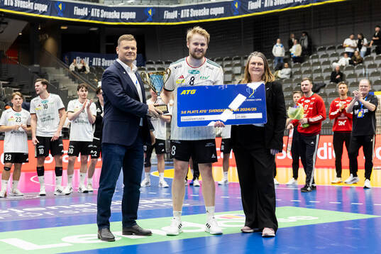 OV Helsingborgs Emil Lindqvist tar emot pokalen för tredje
