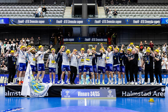 Ystad IFs spelare jublar
