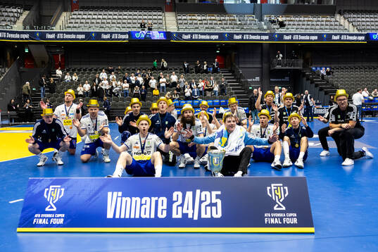 Ystad IFs spelare jublar