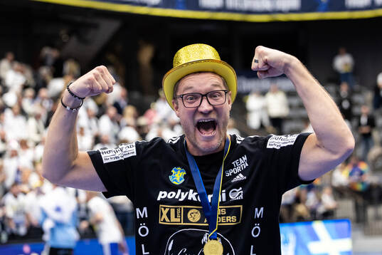 Ystad IFs tränare Oscar Carlén jublar