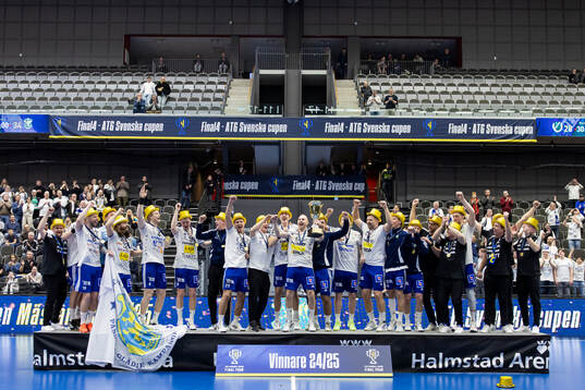 Ystad IFs spelare jublar