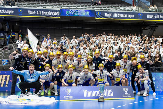 Ystad IFs spelare jublar