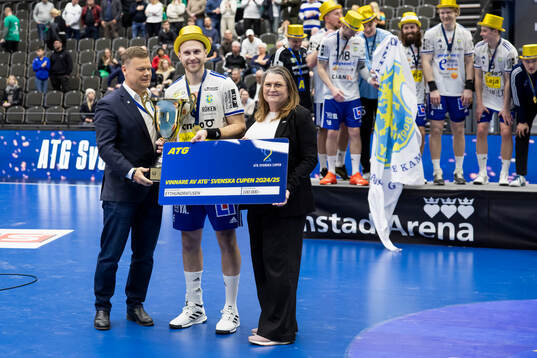 Ystad IFs Jakob Nygren tar emot pokalen