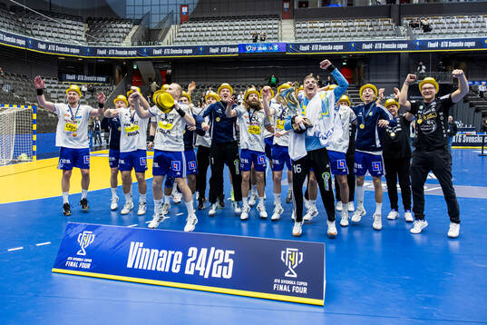 Ystad IFs spelare jublar