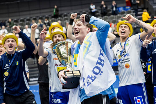 Ystad IFs målvakt Erik Hvenfelt jublar