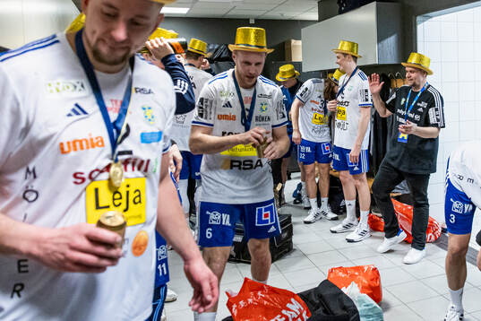 Ystad IFs spelare jublar i omklädningsrummet