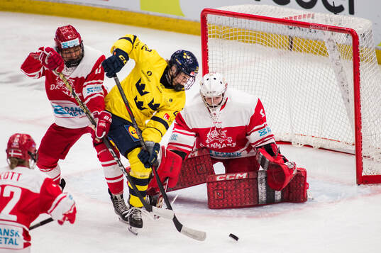 Hanna Thuvik of Sweden against Amanda Refsgaard an