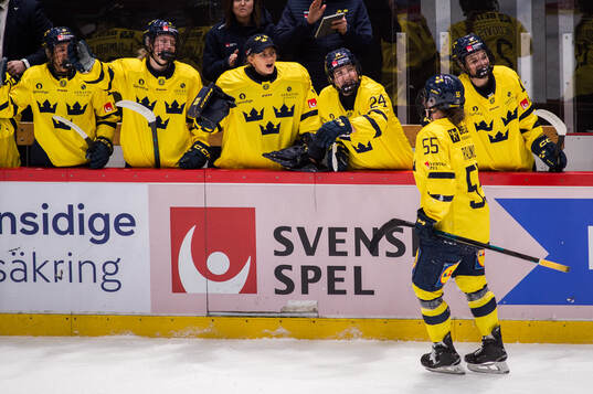 Players of Sweden celebrate with Jenna Raunio