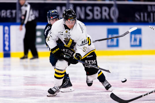 AIKs Oskar Magnusson jagas av Södertäljes Sebastian Dyk