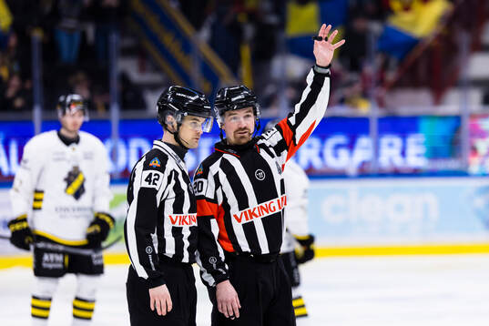 Linjedomare Albin Värmhed diskuterar med domare Filip