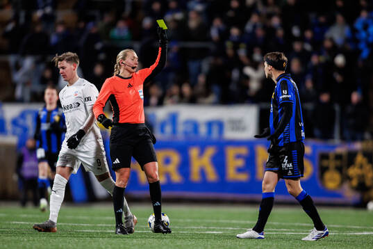 Domare Tess Olofsson tilldelar Sirius Tobias Carlsson gult