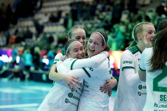 Thorengruppens Veera Kauppi och Oona Kauppi jublar