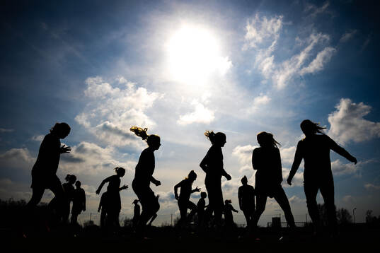 The silhouettes of Justine Kielland and players of the
