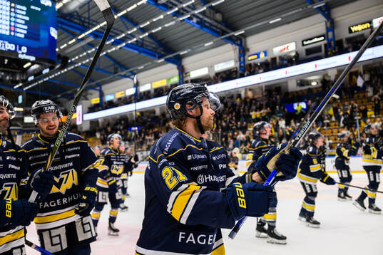 HV71s Mattias Tedenby jublar