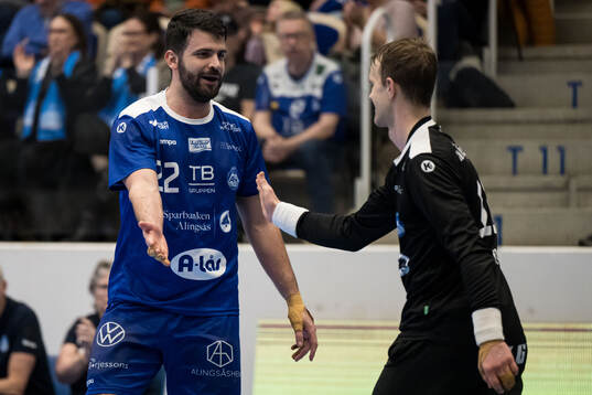 Alingsås Gzim Salihi och målvakt Anton Hagvall jublar