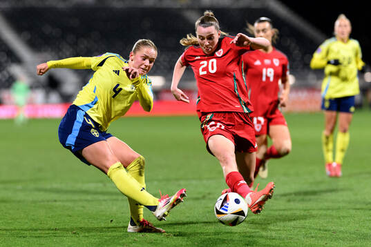 Hanna Lundkvist of Sweden and Carrie Jones of Wales