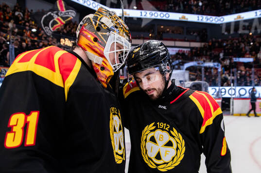 Brynäs målvakt Erik Källgren och Bobby Trivigno jublar