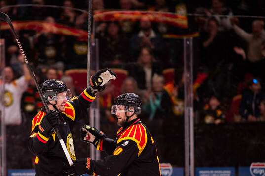 Brynäs Miks Indrasis och Johan Larsson jublar