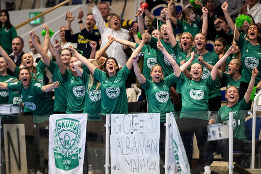 Skurus supportrar jublar