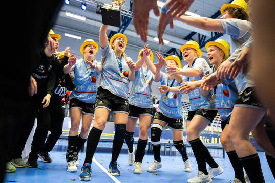H65 Höörs spelare jublar med pokalen