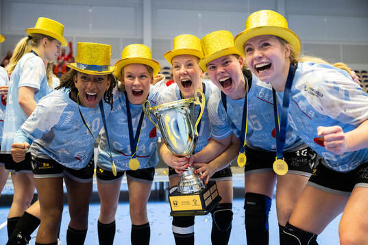 H65 Höörs spelare jublar med pokalen