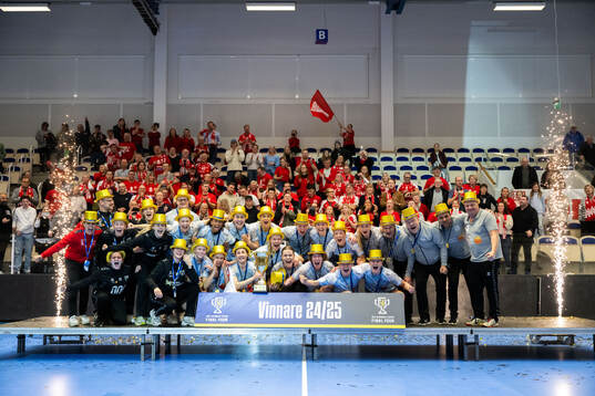 H65 Höörs spelare jublar med pokalen