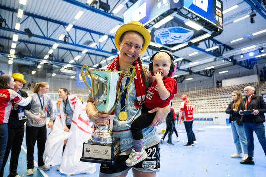 H65 Höörs Cassandra Tollbring jublar med pokalen