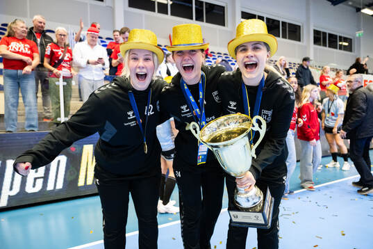 H65 Höörs spelare jublar med pokalen