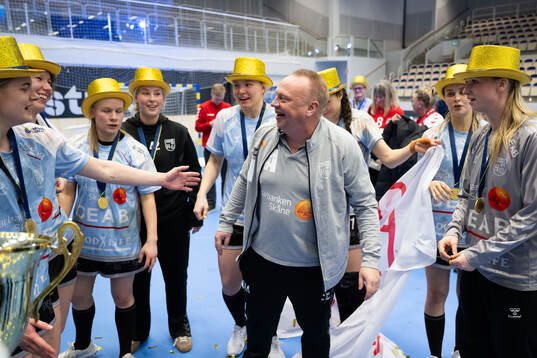 H65 Höörs tränare Ola Månsson jublar