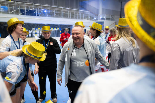 H65 Höörs tränare Ola Månsson jublar