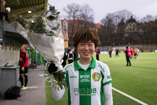 Hammarbys Asato Miyagawa med blommor