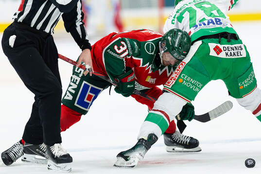 Frölundas Nicklas Lasu tekar mot Rögles Anton Bengtsson