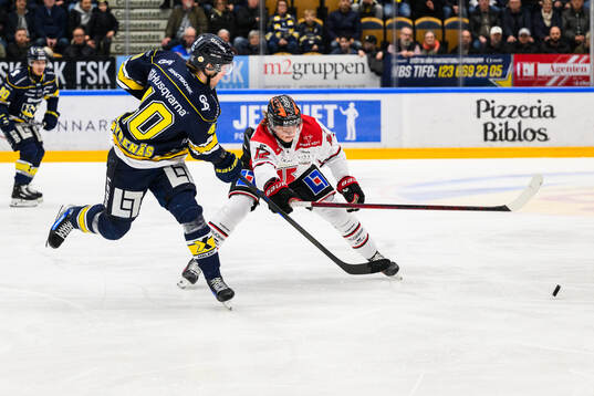 HV71s Oskar Stål-Lyrenäs och Örebros Noah Steen