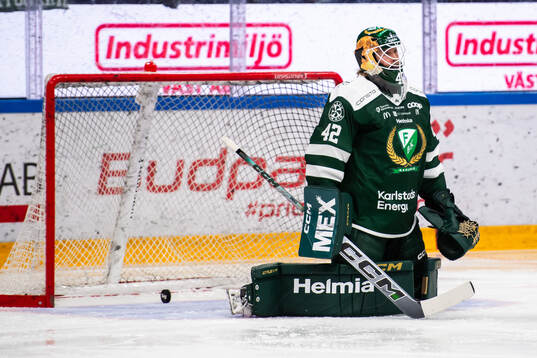 Färjestads målvakt Anders Lindbäck deppar