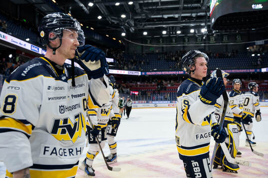 HV71s Oscar Davidsson och Wilhelm Hallquisth jublar