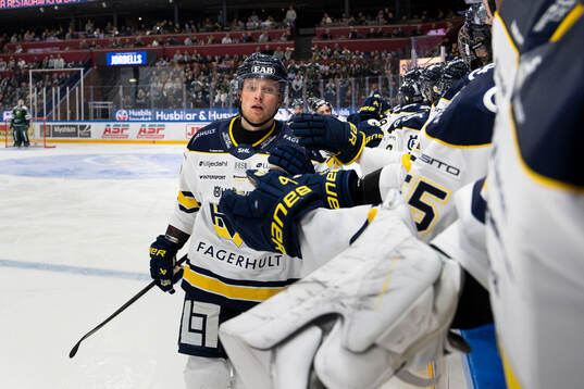 HV71s Oskar Stål-Lyrenäs jublar med lagkamrater