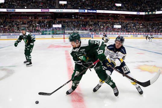Färjestads Magnus Nygren och HV71s Oscar Davidsson