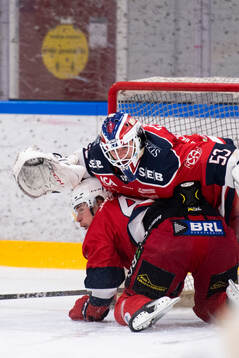 Forshagas Felix Söderlund och målvakt Eric Forsberg