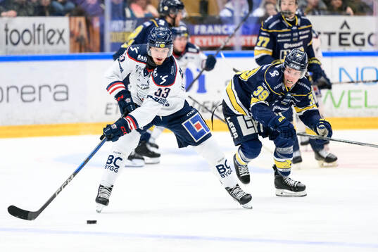 Linköpings Adam Hofbauer och HV71s Jamiro Reber
