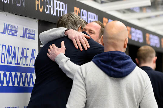 Linköpings tränare Anders Karlsson kramas om