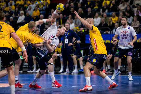 Sander Sagosen of Norway against Felix Möller and Lucas